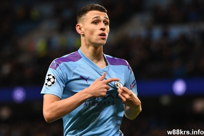 Phil Foden은 프리미어 리그의 Manchester City에서 뛰는 재능 있는 미드필더이며